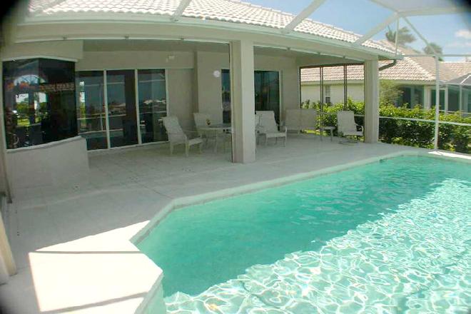 6 Zimmer Muster Villa Marco Island / Florida :  Pool mit gedecktem Sitzplatz